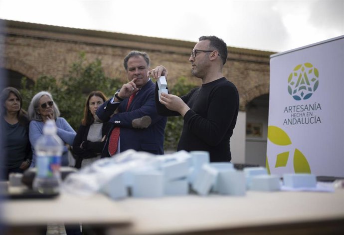 Clase magistral y un taller en vivo de alta bisutería impartido por José Antonio Gómez Morlote en la Escuela de Arte 'León Ortega' de Huelva.