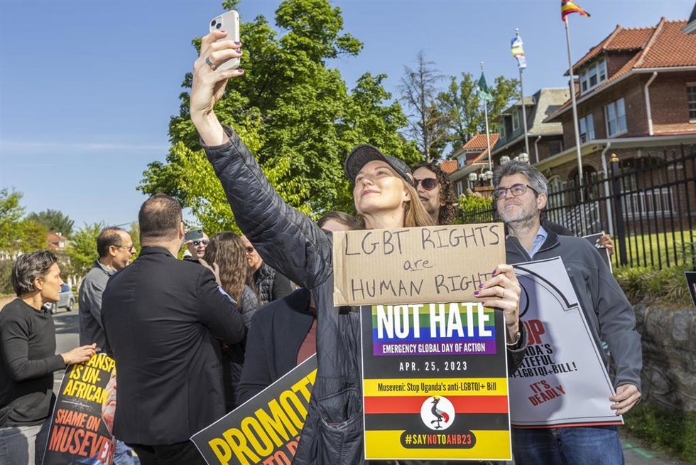 Archivo - Protesta junto a la embajadada de Uganda en Estados Unidos por los derechos LGTBI