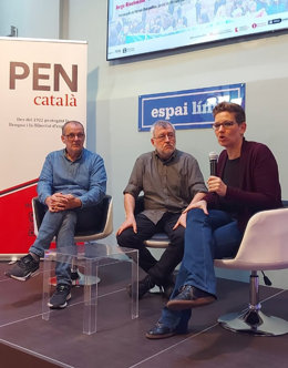 Rueda de prensa del PEN Catal para apoyar al autor Jorge Reichmann por su acusación por una protesta ante el Congreso.