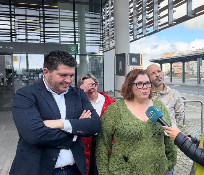 La diputada en el Congreso de los Diputados de Sumar Engracia Rivera y el coordinador provincial de IU en Huelva, Marcos Toti.