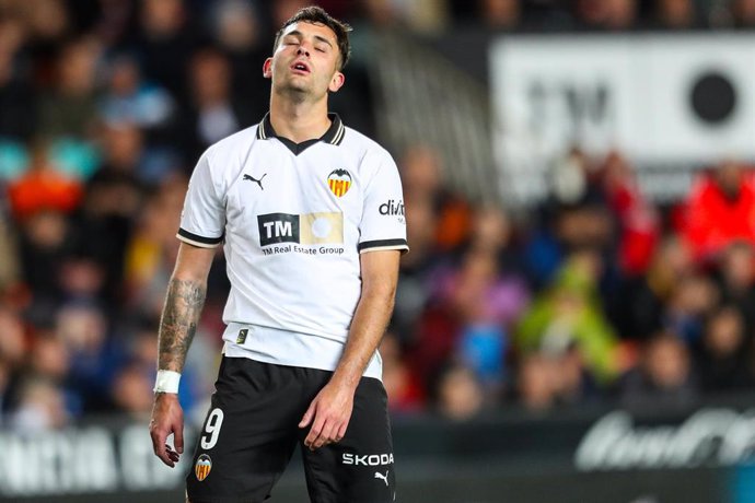 El delantero del Valencia Hugo Duro, ante el RCD Mallorca en Mestalla.  