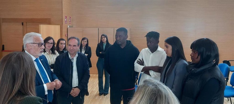 Maeztu dialoga con menores tutelados en Purchena (Almería)