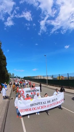 Trabajadores del hospital de Jove de Gijón, acompañados de representantes vecinales y jubilados, cortan el tráfico para reclamar avances en la negociación del convenio colectivo.