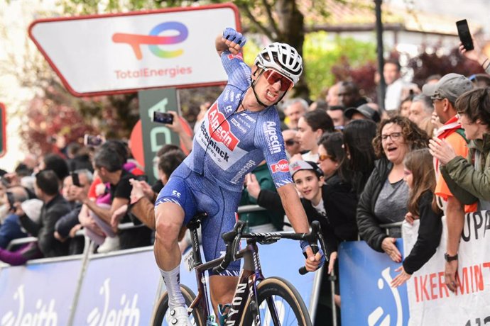 El ciclista belga Quinten Hermans (Alpecin-Deceuninck) ganó este miércoles la tercera etapa de la Itzulia, disputada entre Ezpeleta y Altsasu sobre 190,9 kilómetros