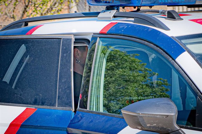 Coche de los Mossos d'Esquadra que lleva al detenido, a 3 de abril de 2024, en Albons, Girona, Catalunya, (España).