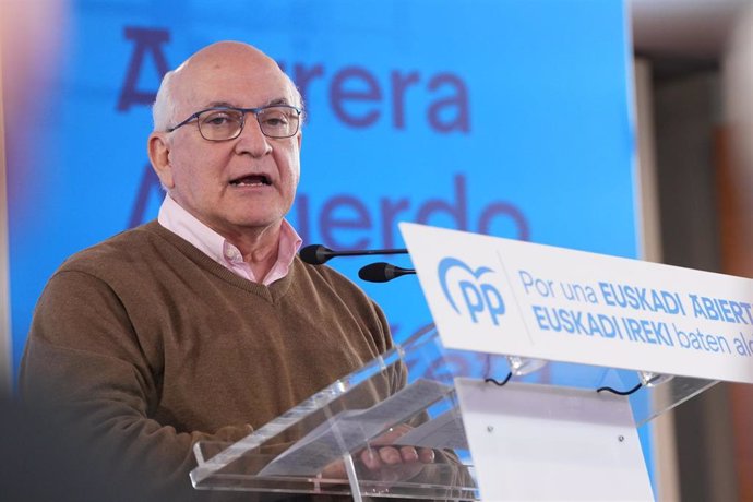 El eurodiputado del PP, Javier Zarzalejos, interviene durante una jornada del PP vasco sobre las perspectivas para una sociedad competitiva en Euskadi, en el Hotel Amara, a 16 de marzo de 2024, en San Sebastián, Guipúzcoa, País Vasco (España). El Partido 