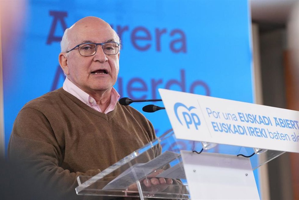 El eurodiputado del PP, Javier Zarzalejos, interviene durante una jornada del PP vasco sobre las perspectivas para una sociedad competitiva en Euskadi, en el Hotel Amara, a 16 de marzo de 2024, en San Sebastián, Guipúzcoa, País Vasco (España). El Partid