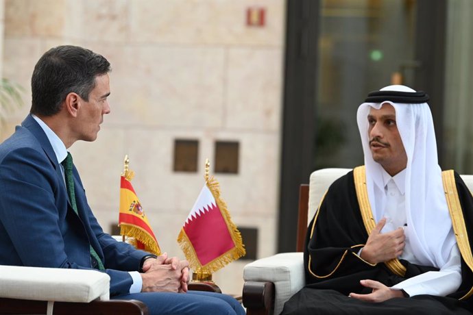 El presidente del Gobierno, Pedro Sánchez, y el primer ministro de Qatar, Mohamed bin Abdulrahman al Zani