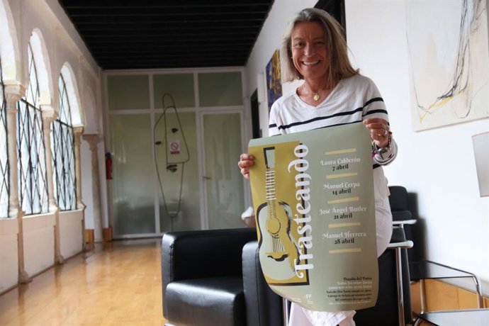 Isabel Albás con el cartel del ciclo 'Trasteando'.