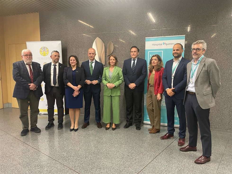 Gómez Villamandos (4 dcha.), con responsables de Salud, del Colegio de Médicos de Córdoba y de Quirónsalud.
