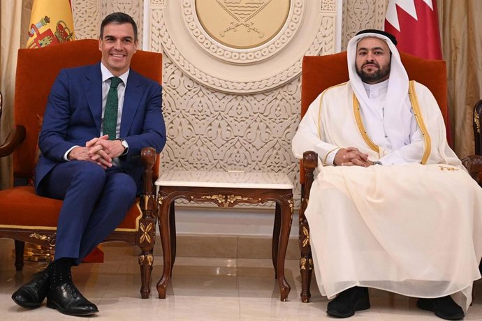 El president del Govern d'Espanya, Pedro Sánchez (e), manté una reunió amb el secretari d'Estat de Ministeri d'Assumptes exteriors de Catar, Mohammed bin Abdulaziz Al-Khulaifi (d), a 3 d'abril del 2024, a Doha (Catar). 