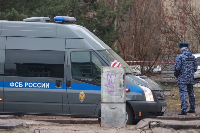 Archivo - March 2, 2024, Saint-Petersburg, Russia: A police van and a police officer seen around a damaged residential building after an alleged drone attack, which was reported by local media at Krasnogvardeisky district. The Russian Ministry of Emergenc