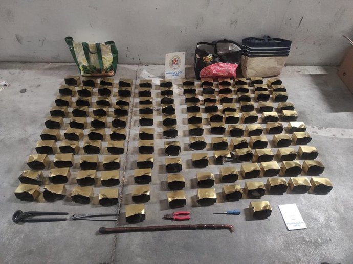 Embellecedores de vallas recuperados por la Policía Local