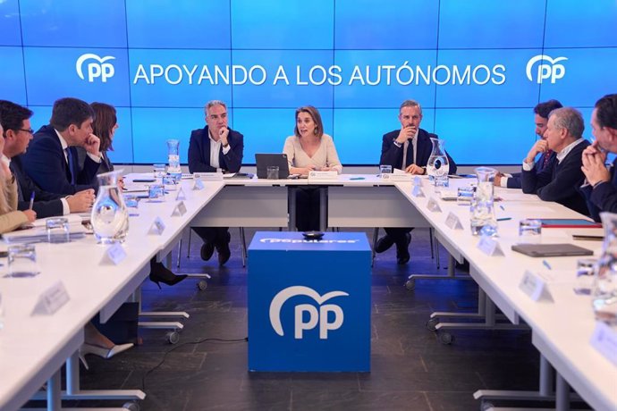 La secretaria general del PP, Cuca Gamarra, el vicesecretario de Política Autonómica del partido, Elías Bendodo, y el vicesecretario de Economía del PP, Juan Bravo, se reúnen con consejeros de Empleo del PP.