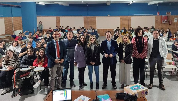 La comitiva de la MBA League de la Fundación Sebastián Almagro, con la edil de Educación, Narci Ruiz, visita el IES Gran Capitán para conocer 30 proyectos emprendedores que desarrollan para este concurso educativo.