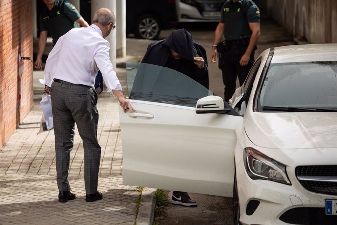 El hermano del actual director jurídico de la Federación Española de Fútbol (RFEF) Pedro González Segura, Ángel González Segura (d), a su salida del Juzgado de Primera Instancia e Instrucción Número 4 de Majadahonda, a 22 de marzo de 2024, en Majadahonda,