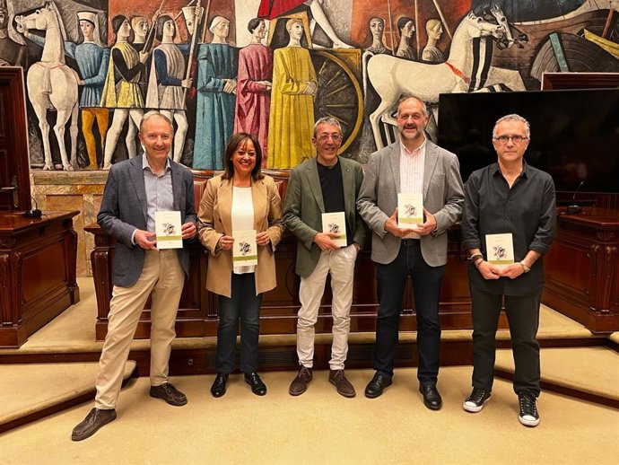 El poeta Juan Antonio Tello presenta su poemario "Representación", junto a los diputados provinciales Charo Lázaro y José Manuel Latorre y los escritores Fernando Sanmartín y Alfredo Saldaña.
