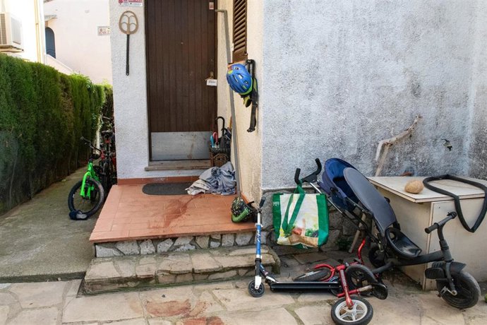 Exterior de la casa tras el levantamiento del cordón policial en Bellcaire d'Empordà.
