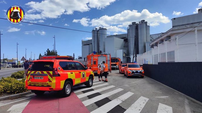 Bomberos del Consorcio en la planta de Vicky Foods donde se ha declarado un incendio en una línea de producción