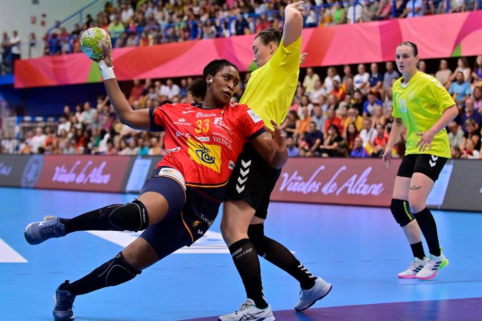 Kaba Gassama, durante un partido con la selección española de balonmano.