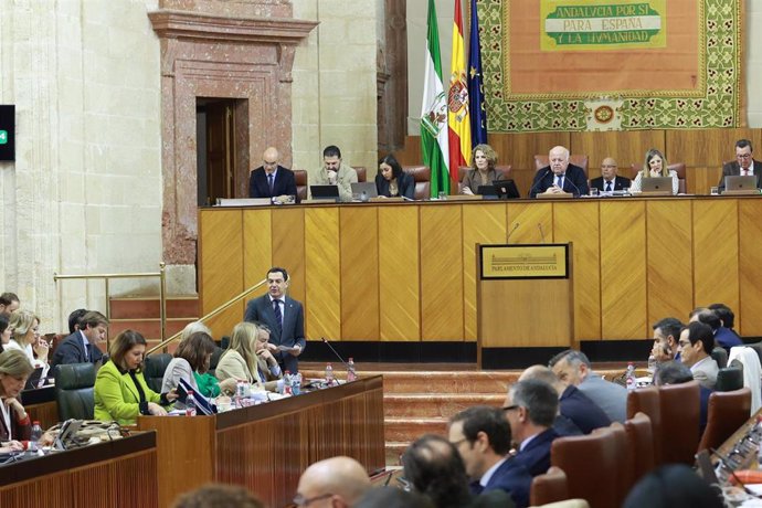 Archivo - Imagen de archivo del Pleno del Parlamento durante las preguntas dirigidas al presidente de la Junta de Andalucía, Juanma Moreno. 