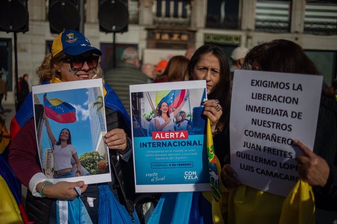 Archivo - February 4, 2024, Madrid, Spain: Protesters carry posters expressing their opinion during a rally in the center of Madrid. Venezuelan residents in Madrid and supporters of the opposition to the Venezuelan government of Nicolas Maduro have gather