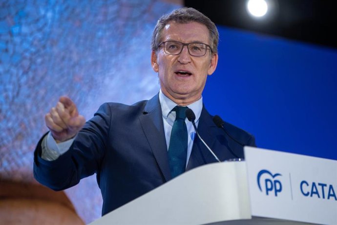 El líder del PP, Alberto Núñez Feijóo, en el acto de presentación de la lista del PP de Catalunya a las elecciones al Parlament del 12 de mayo de 2024.