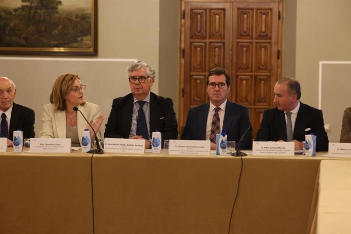 El presidente de la CEOE, Antonio Garamendi, junto al presidente de la CEG, Juan Manuel Vieites