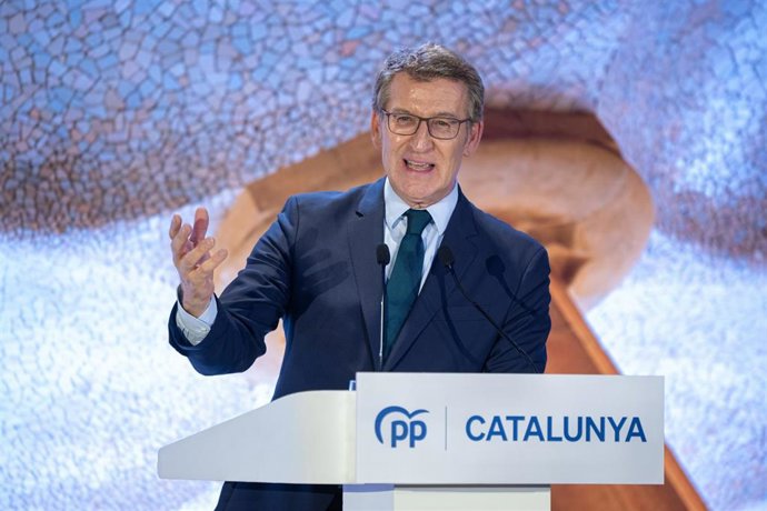 El líder del PP, Alberto Núñez Feijóo, durante un mitin de su partido, en el Hotel Catalonia Plaza, a 3 de abril de 2024, en Barcelona, Catalunya (España). Tras el anuncio por parte del presidente de la Generalitat, Pere Aragons, de elecciones anticipa