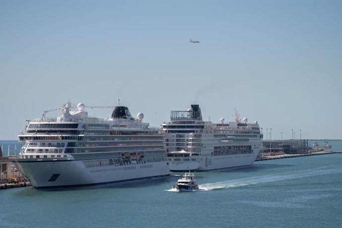 Buc MSC Harmonia (d) atracat en el Port de Barcelona.