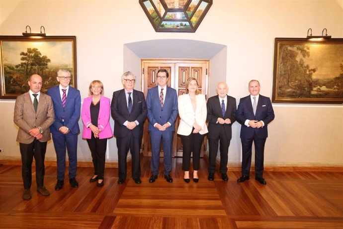 Antonio Garamendi, Juan Manuel Vieites y Elena Rivo en un acto organizado en el Hostal dos Reis Católicos por la CEG