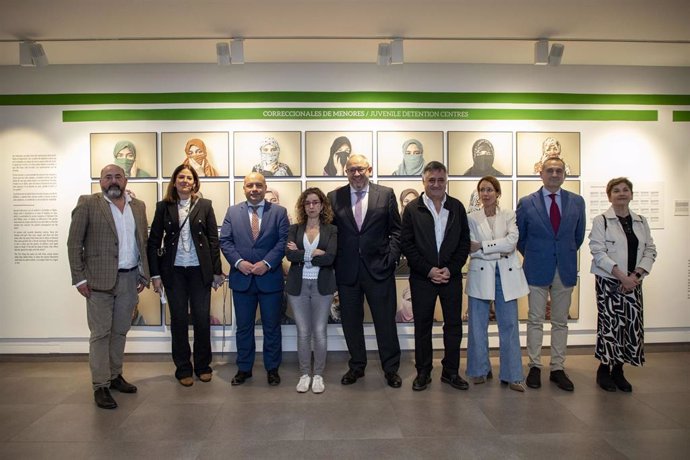 Autoridades presentes en la inauguración de la exposición en el Centro de Artes Plásticas Rafael Botí.