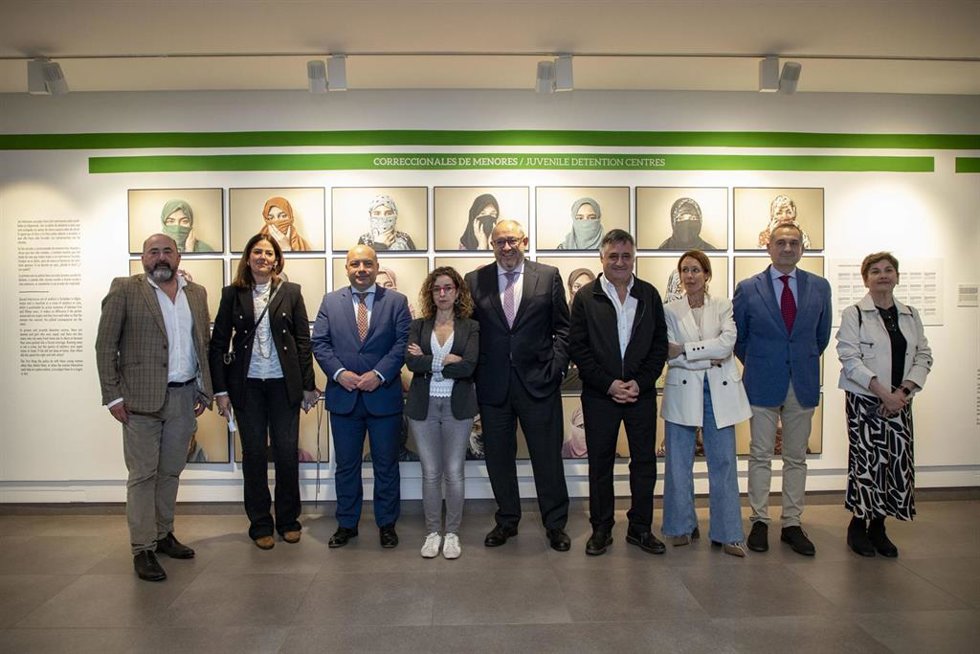 Autoridades presentes en la inauguración de la exposición en el Centro de Artes Plásticas Rafael Botí.