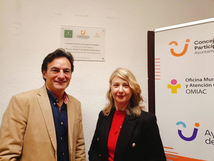 El alcalde de Jaén, Agustín González, junto a la concejal de Participación Ciudadana y de Barrios, Maribel López.