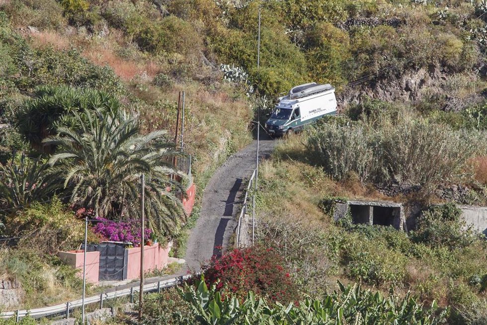 Archivo - Un furgón de Guardia Civil en la zona donde se están realizando trabajos de rastreo en busca de alguna pista de la desaparecida Juana Ramos en una finca ubicada en el paraje conocido como camino Hoya Olivares y en los alrededores, en el munici