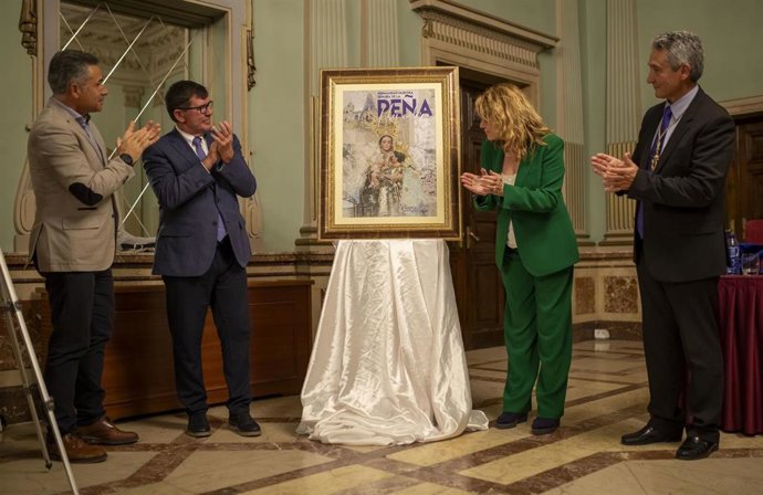 Las autoridades aplauden tras develarse en cartel de la Hermandad de la Peña.