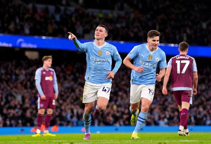 03 April 2024, United Kingdom, Manchester: Manchester City's Phil Foden (L) celebrates scoring his side's third goal during the English Premier League soccer match between Manchester City and Aston Villa at the Etihad Stadium. Photo: Martin Rickett/PA Wir