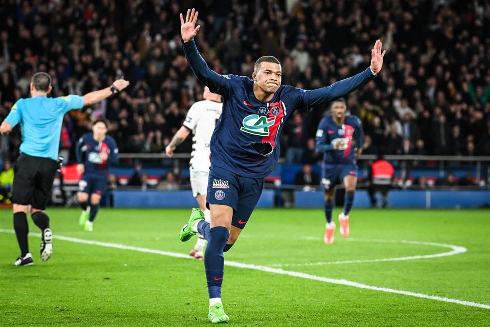 03 April 2024, France, Paris: Paris Saint-Germain's Kylian Mbappe celebrates scoring his side's first goal during the French Cup semi final soccer match between Paris Saint-Germain (PSG) and Stade Rennais (Rennes) at Parc des Princes Stadium. Photo: Mat