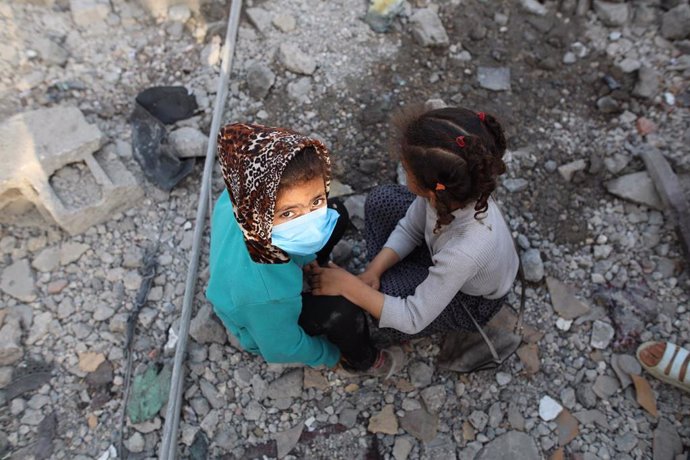 Niños entre las ruinas de un edificio en la Franja de Gaza