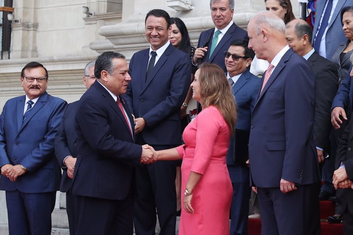 La presidenta de Perú, Dina Boluarte, acompaña a los ministros a la presentación del gabinete ministerial ante el Congreso andino