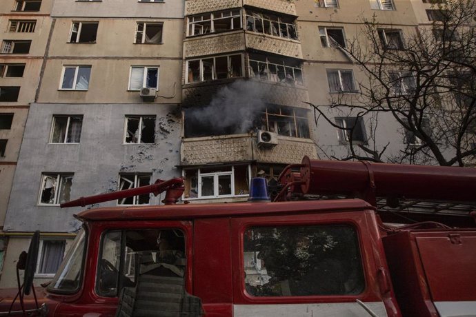 Archivo - Imagen de archivo de los Bomberos de Ucrania en la extinción de un incendio en un edifcio residencial tras un bombardeo ruso en Járkov