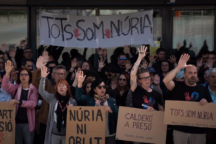 Funcionarios protestan con carteles durante una concentración frente al Centro Penitenciario Brians 2, a 22 de marzo de 2024, en Sant Esteve de Sesrovires, Barcelona, Catalunya (España)