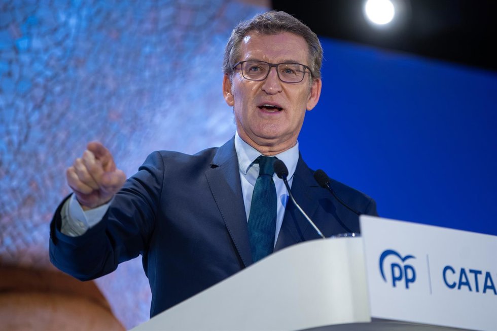 El líder del PP, Alberto Núñez Feijóo, durante un mitin de su partido, en el Hotel Catalonia Plaza, a 3 de abril de 2024, en Barcelona, Catalunya (España). 