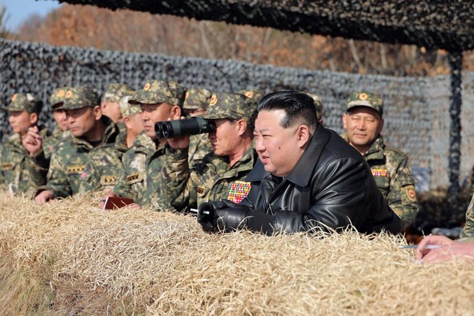 El dirigente de Corea del Norte, Kim Jong Un, supervisa unas maniobras militares
