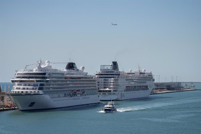 Buque MSC Armonía (d) atracado en el Puerto de Barcelona.