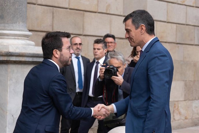Archivo - El presidente del Gobierno, Pedro Sánchez (d), y el president de la Generalitat de Catalunya, Pere Aragonès (i), se saludan a su llegada a su reunión en el Palau de la Generalitat, a 21 de diciembre de 2023, en Barcelona, Catalunya (España)