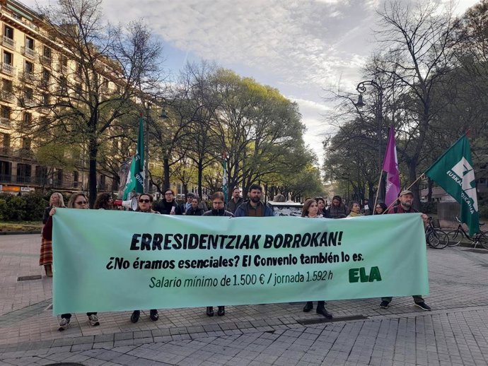 Concentración del sindicato ELA frente al Parlamento de Navarra