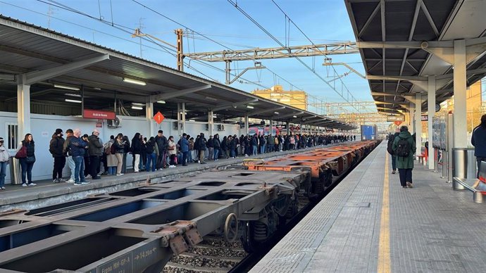 Estación de Alcalá de Henares este jueves, donde la avería de un tren de mercancías ha provocado demoras en los trenes
