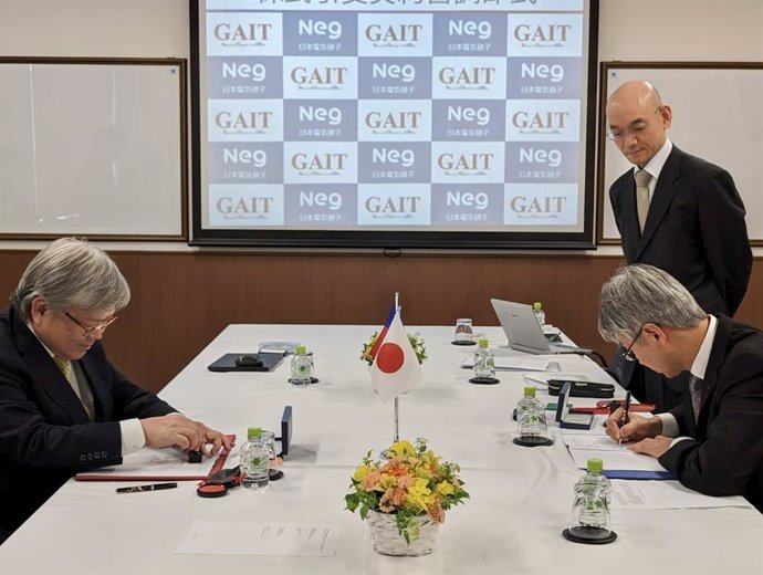 Mr. David Chou, Founder and Chairman of GAIT, and Mr. Mamoru Morii, Director and SVP of NEG, sign a landmark partnership agreement, heralding a new era of collaboration in the glass diaphragm technology sector.