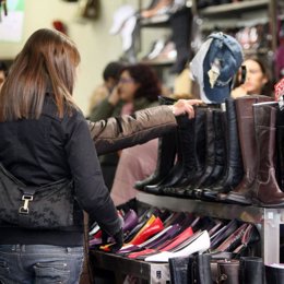 Archivo - Consumidor comprando botas en una tienda